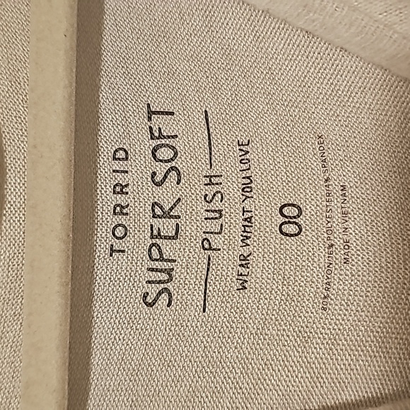 NWT Torrid Super Soft Plush Cold Shoulder Top in Wind Chime Size 00 (M/L) - Picture 6 of 9